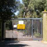 Dalla parte opposta del parco vi � una stradina che conduce in un�area off-limits, delimitata da un grande cancello al di l� del quale c�� il mitico 3� Roc (Regional operative command) della Nato, struttura che si occupava del monitoraggio dei cieli 24 ore su 24 e un tempo sede di importanti apparecchiature di comunicazione e di controllo per tutte le Forze Armate, oggi totalmente obsolete